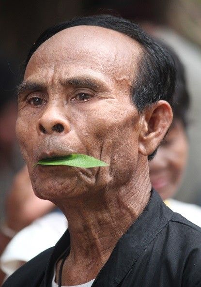 Nyah Kur jouant de la feuille d'arbre